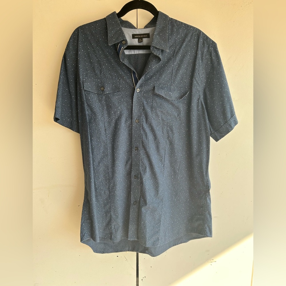 Banana republic short sleeve men’s button up triangle pattern size XL BLUE